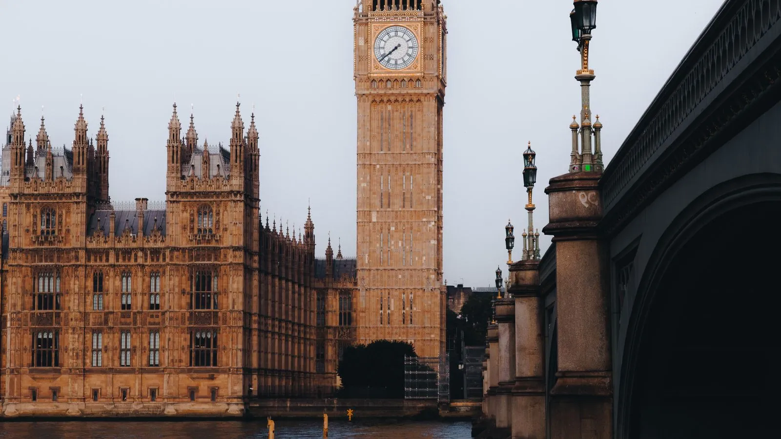 The Houses of Parliament and the Big Ben clock tower beside Westminster Bridge in London.