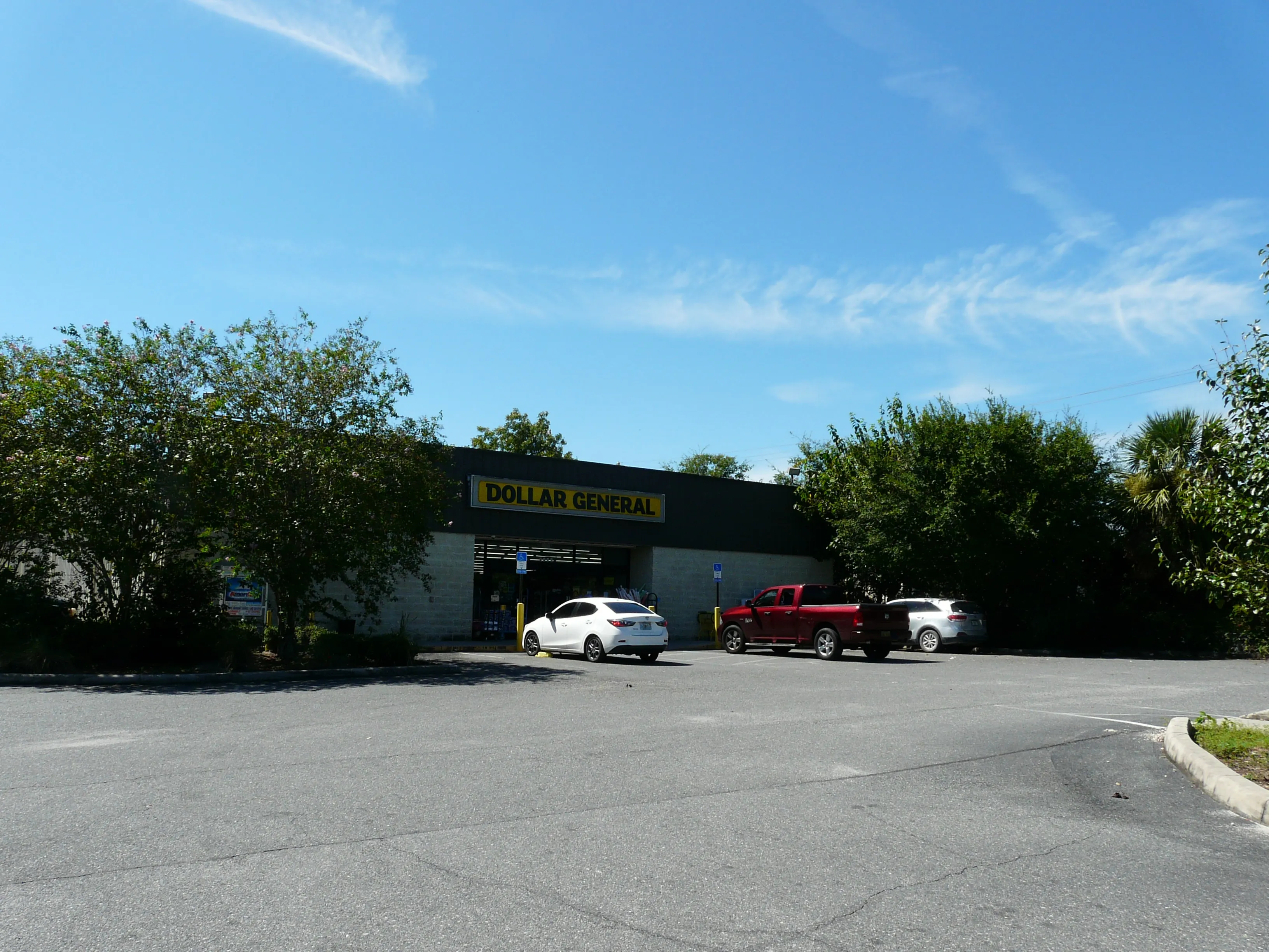 Dollar General store exterior on Ohio Avenue South in Live Oak, Florida
